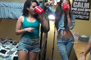 校花被扒开腿用震蛋器视频